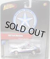 画像: JOHNNY LIGHTNING 2.0  R5 【"LIEUTENANT TIM BROWN"1987 FORD MUSTANG】 WHITE-BLACK