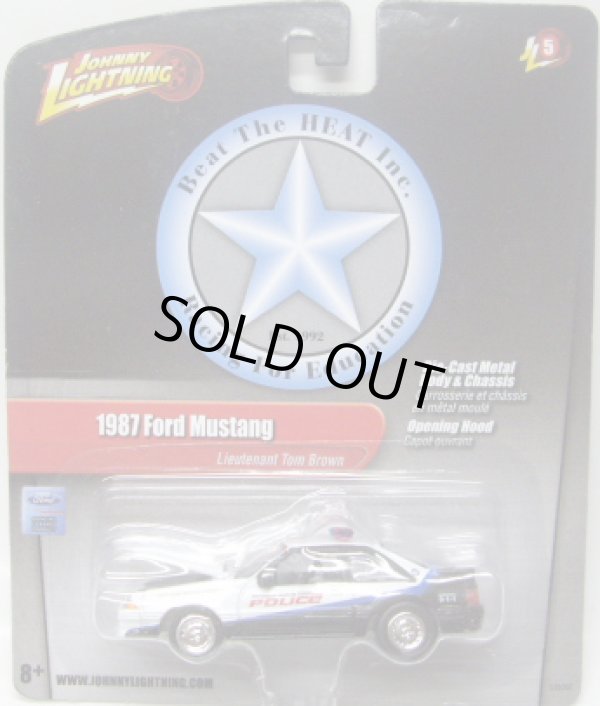 画像1: JOHNNY LIGHTNING 2.0  R5 【"LIEUTENANT TIM BROWN"1987 FORD MUSTANG】 WHITE-BLACK